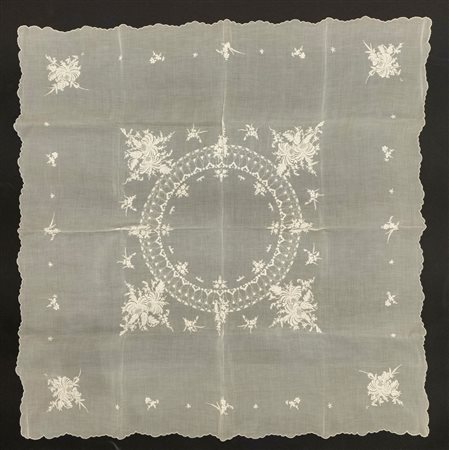 Tovaglia a bordo mosso con medaglione centrale ovale contornato da bouquet di fiori 