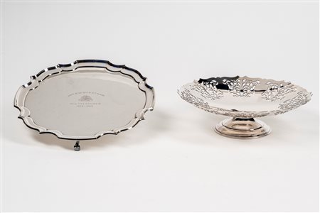 Mappin & Webb. Un'alzata a bordo traforato e un salver a profilo mosso in metallo argentato