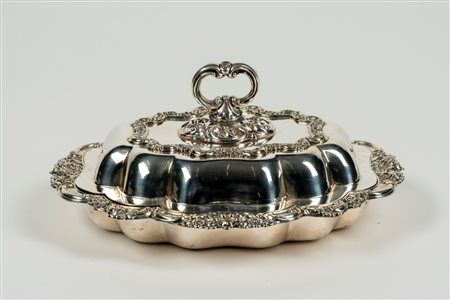 Manifattura della fine del secolo XIX - Legumiera con coperchio