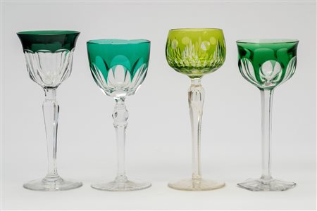 Quattro calici diversi in cristallo trasparente e nei toni del verde