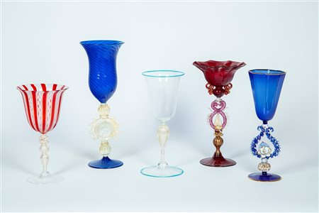 Cinque calici in vetro soffiato trasparente e policromo blu e rosso, con dorature. Manifatture diverse, secolo XX