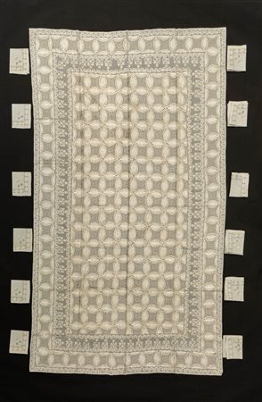 Tovaglia libanese con dodici tovaglioli color bianco-argento-oro decorata a motivi vegetali 