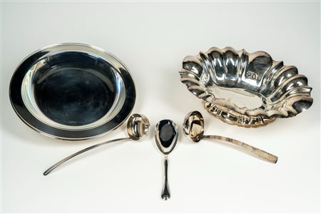 Lotto composto da un'alzata di forma mossa e costolata, un piatto da portata e tre posate a servire in metallo argentato