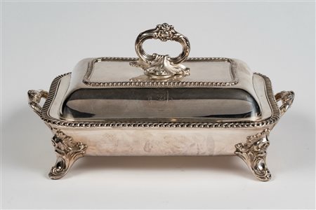 A.B. Savory & Sons, Londra inizio secolo XX, Legumiera in sheffield di forma rettangolare con coperchio e contenitore interno