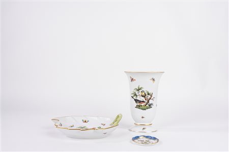 Lotto composto da vaso, piatto a forma di foglia e piattino in porcellana, Herend
