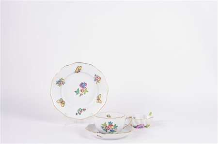 Lotto composto da tazza da te con piattino, piatto da dolce e piattino a forma di foglia in porcellana, decorato con fiori e farfalle, Herend