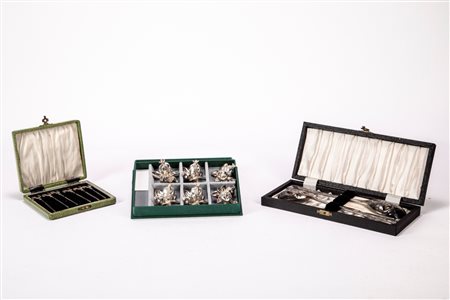 Lotto composto da sei segnaposto, sei spiedini da cocktail con terminale a galletto e una coppia di posate da insalata, Mid-20th century