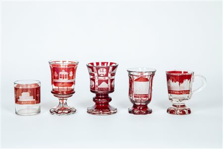 Lotto di cinque bicchieri in cristallo trasparente e bordeaux decorati a vedute, Bohemia, late 19th century