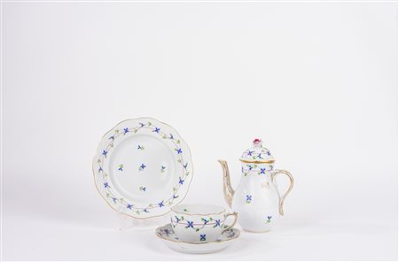 Lotto composto da teiera, tazza con piattino e piatto  da dolce, in porcellana decorata in policromia, Herend