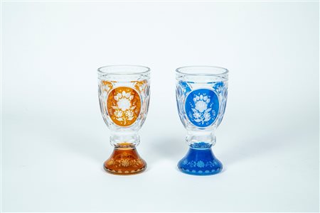 Coppia di coppe in vetro trasparente e policromo decorato nei toni dell'ambra e dell'azzurro a medaglioni floreali, Bohemia, late 19th century