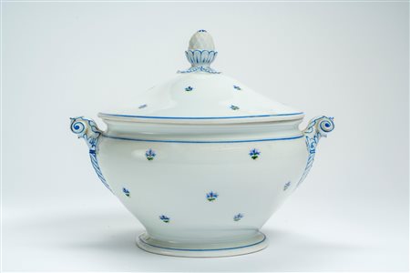Zuppiera biansata con coperchio in porcellana decorata a fiordalisi e filettature blu di cobalto. Francia, metà secolo XIX