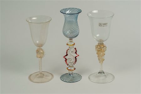 Tre calici in vetro di Murano trasparente e policromo con steli decorati a differenti motivi