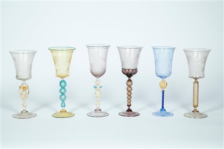 Set di sei calici in vetro di Murano policromo incisi a figure classiche. Secolo XX