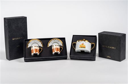 Rosenthal per Bulgari "Dolci decò" Due tazzine con piattino e una zuccheriera biansata con coperchio in porcellana policroma e dorata