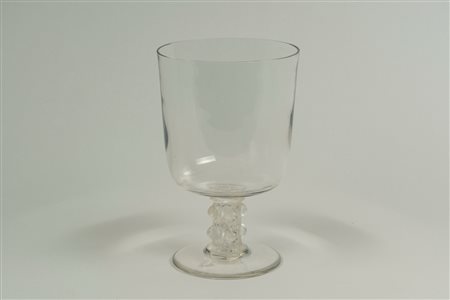 Lalique. France. Grande coppa in vetro trasparente con sostegno decorato a bugnature a rilievo su piede circolare