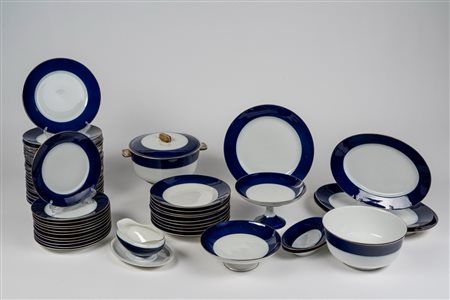 Servizio in porcellana bianco, blu e oro. Richard Ginori, inizio secolo XX.