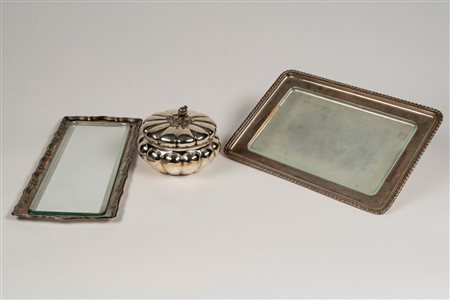 Due portavivande con struttura in metallo argentato e fondo in vetro ed una zuccheriera bombata in metallo argentato.