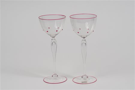 Coppia di calici in vetro di Murano incolore con applicazioni puntiformi e profili color rubino, secolo XX