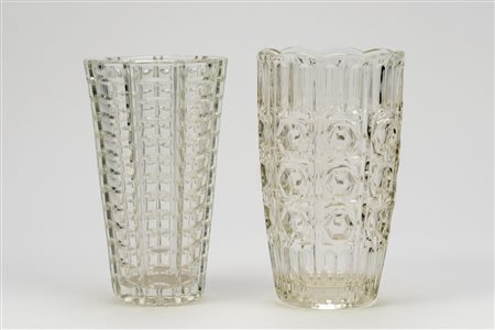 Due vasi porta fiori in vetro trasparente costolato decorato a motivi geometrici