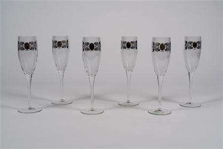 Sei flute con decoro a medaglione a rilievo e volute in argento 