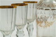 Set da liquore composto da una bottiglia e sei calici in vetro con decori e bordo in oro. Fine secolo XIX-inizo XX