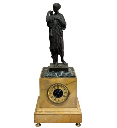 Orologio in marmo giallo di Siena con poggiante scultura in bronzo a cera...