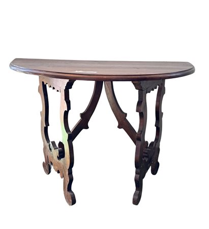 Semiluna in noce massello, periodo inizio XX secolo in stile XVIII secolo....