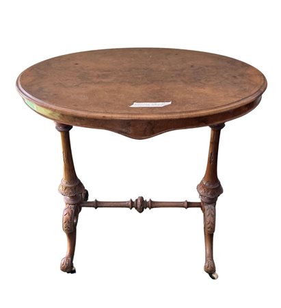 Tavolino in radica di noce, periodo XIX/XX. Dimensioni H70x51x78 cm. In buone...