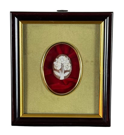 Cameo raffigurante Fiori. Dimensioni compreso cornice: 13x15 cm. Dimensioni...