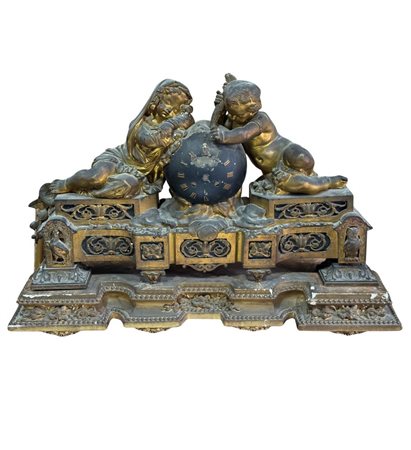 Antico in orologio bronzo dorato e cesellato poggiante su base in legno...