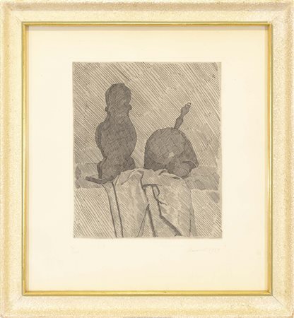 Natura morta con due oggetti e un drappo su un tavolo