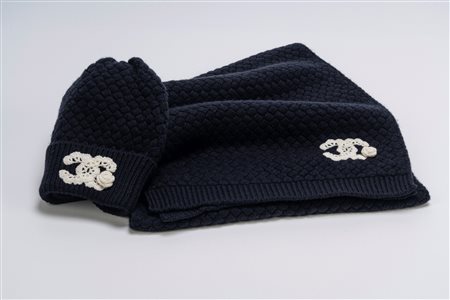 Chanel - Lotto composta da cappello cloche e sciarpa