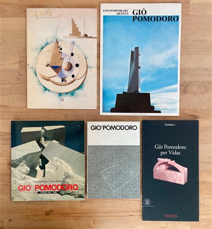 GIÒ POMODORO - Lotto unico di 5 cataloghi, di cui uno autografato