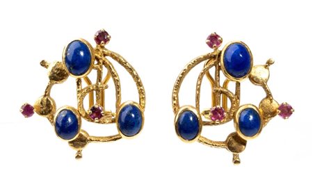ALBERTO ZUCCHETTA (1938 - ) 
Orecchini in oro con lapislazzuli e rubini anni '70 del XX secolo
 