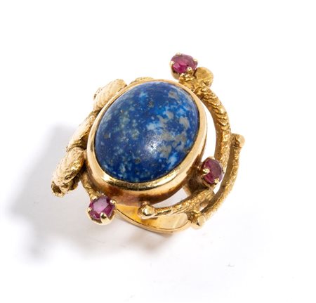 ALBERTO ZUCCHETTA (1938 - ) 
Anello in oro con lapislazzuli e rubini anni '70
 