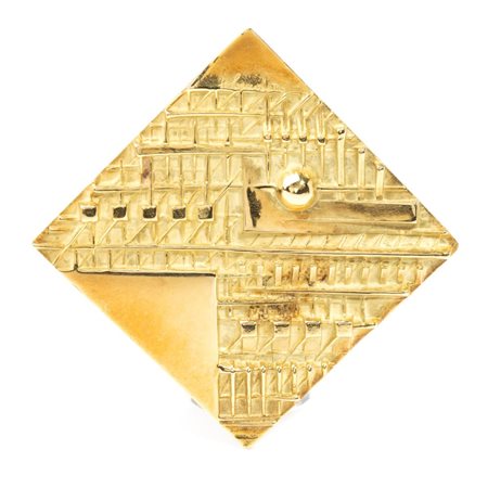 ARNALDO POMODORO (Morciano di Romagna, 23/06/1926 - Milano, 22/6/2025) Spilla Romboide in oro di Arnaldo Pomodoro  