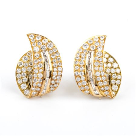 FILIPPO MORONI  
Orecchini in oro giallo e diamanti taglio brillante 
 