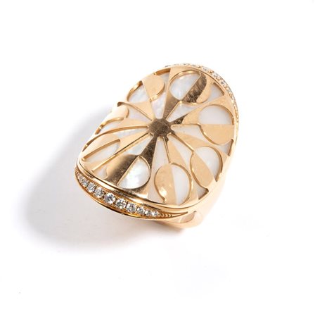 BULGARI  
Collezione Intarsio: anello in oro con madreperla e diamanti  
 