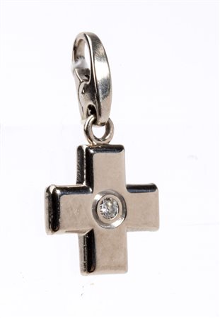 CARTIER  
Pendente croce in oro con diamante 
 