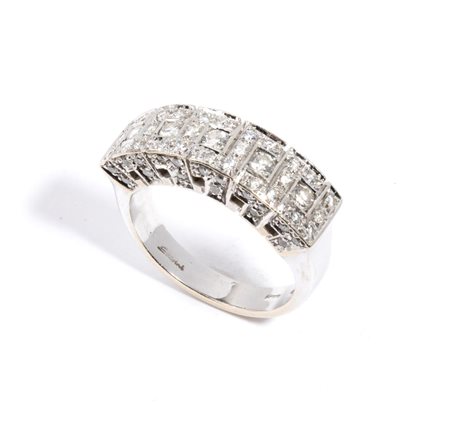 SALVINI  
Anello in oro e diamanti 
 