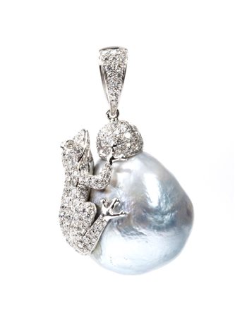  
Pendente in oro con grande perla barocca e diamanti 
 