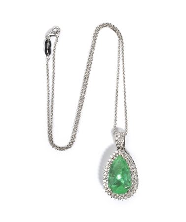  
Girocollo in oro bianco con diamanti e smeraldo 
 