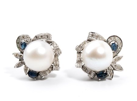  Orecchini in oro con perle Australiane, diamanti e zaffiri  