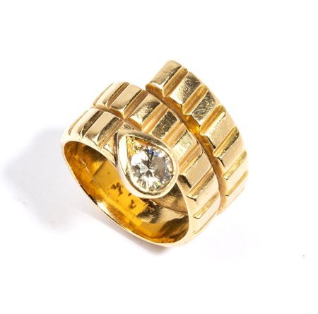  
Anello in oro con diamante centrale  
 