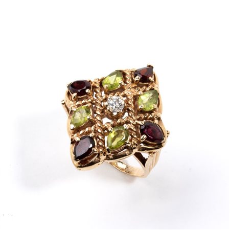  
Anello in oro con diamanti, granati e peridoti 
 
