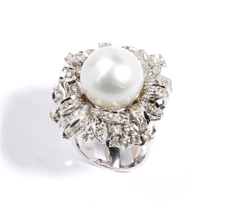  
Anello in oro con diamanti e perla Australiana 
 