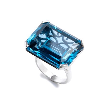  
Anello in oro con topazio royal blue 
 