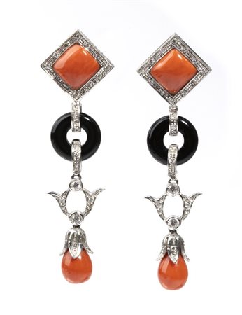  
Paio di orecchini pendenti in oro con corallo, onice e diamanti 
 