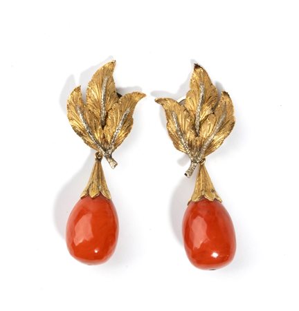  
PAIO DI ORECCHINI IN ORO E CORALLO CERASUOLO    
 