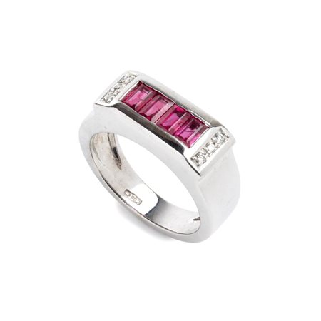  
Anello in oro con rubini e diamanti 
 